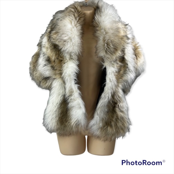 Faux fur Women’s cream shrug cover stole - Picture 2 of 3